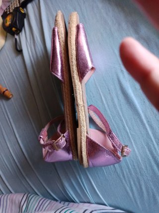 Sandalias rosas con tiras y hebilla