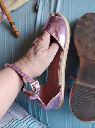 Sandalias rosas con tiras y hebilla