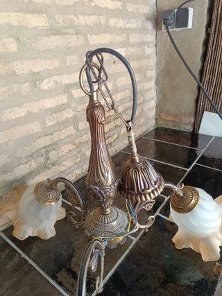 Lámpara de metal antigua dorada