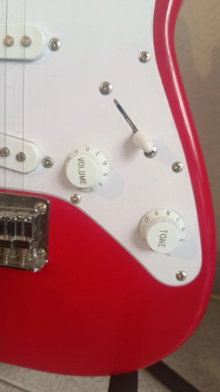 Guitarra Eléctrica Squier Mini + Amplificador Fend