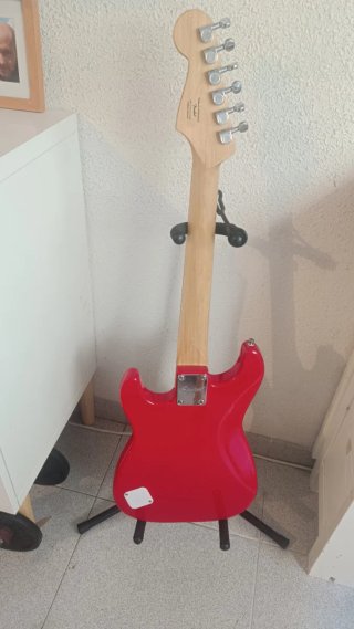 Guitarra Eléctrica Squier Mini + Amplificador Fend