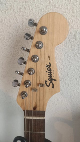 Guitarra Eléctrica Squier Mini + Amplificador Fend