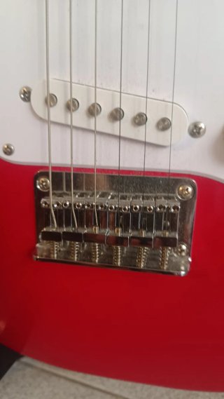 Guitarra Eléctrica Squier Mini + Amplificador Fend