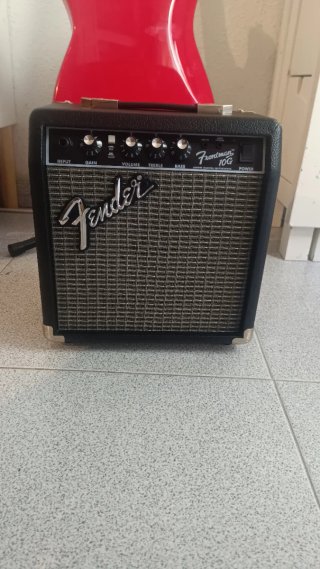 Guitarra Eléctrica Squier Mini + Amplificador Fend