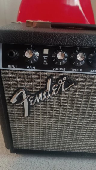 Guitarra Eléctrica Squier Mini + Amplificador Fend
