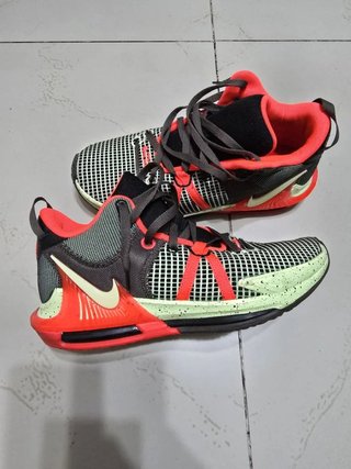 Zapatillas Nike Baloncesto Verde y Rojo