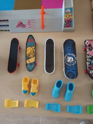 Lote fantástico 2 pistas de skate con accesorios