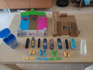 Lote fantástico 2 pistas de skate con accesorios