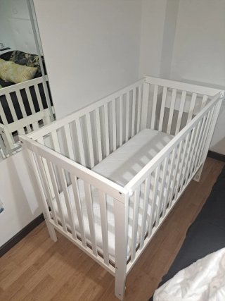 Cuna de bebé blanca