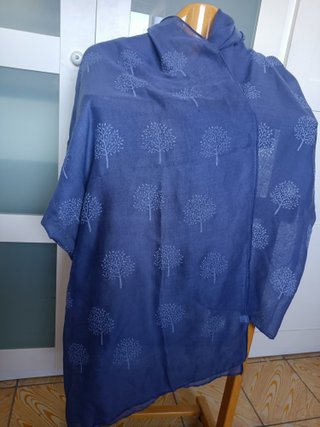Chal pañuelo azul con estampado de árboles
