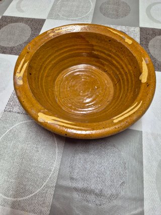 Lebrillo de cerámica marrón de unos 30 cm diámetro