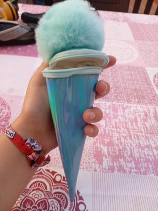 Estuche helado azul con pompón