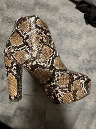 Botín piel efecto serpiente tacón