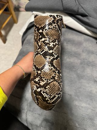 Botín piel efecto serpiente tacón