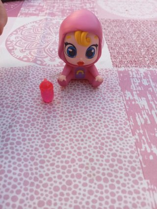 Muñeca llorona con biberón rosa