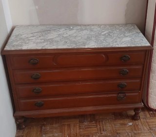 Cómoda de madera con tapa de mármol