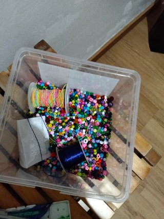 Regalo Caja de abalorios y hilos para manualidades