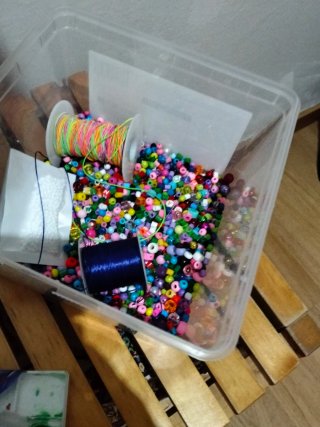 Regalo Caja de abalorios y hilos para manualidades