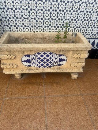 Macetas de piedra patio beige y azul