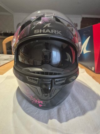 Casco de moto con diseño floral MARCA SHARK