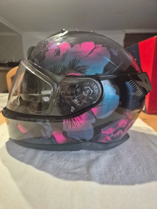Casco de moto con diseño floral MARCA SHARK