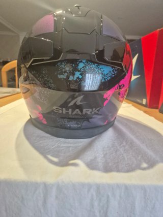 Casco de moto con diseño floral MARCA SHARK