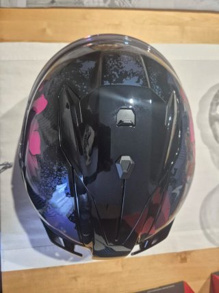 Casco de moto con diseño floral MARCA SHARK