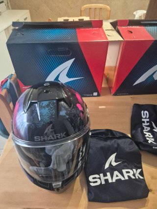 Casco de moto con diseño floral MARCA SHARK