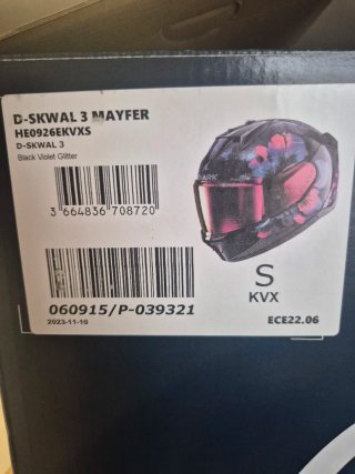 Casco de moto con diseño floral MARCA SHARK