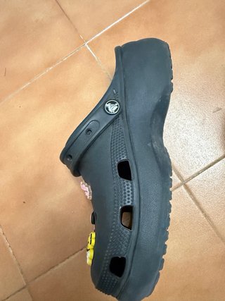 Crocs plataforma negros con Jibbitz