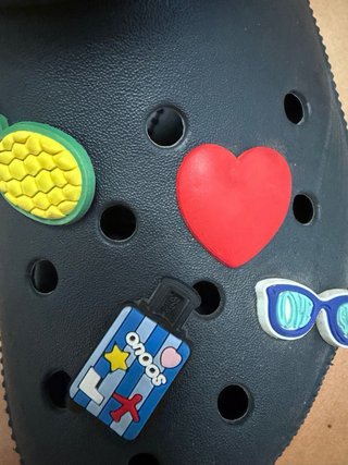 Crocs plataforma negros con Jibbitz