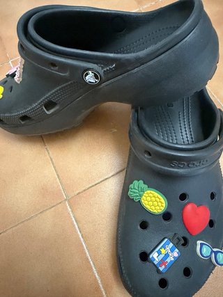 Crocs plataforma negros con Jibbitz