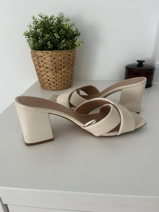 Sandalias beige tacón cuadrado
