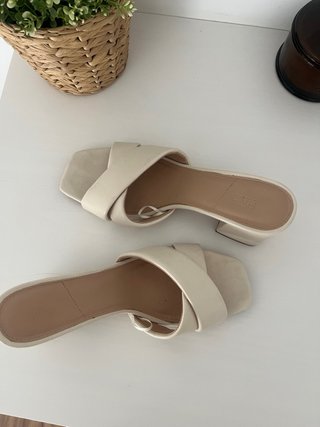 Sandalias beige tacón cuadrado