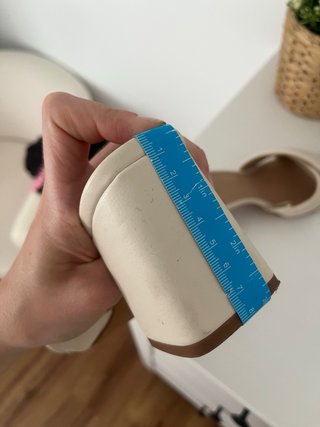 Sandalias beige tacón cuadrado