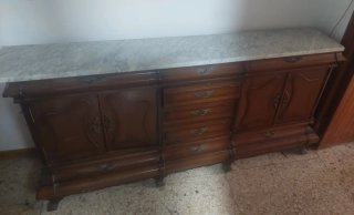 Mueble de madera con cajones y mármol