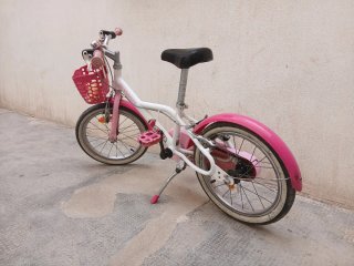 Bicicleta infantil rosa y blanca