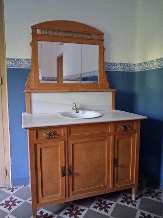 Dormitorio antiguo de madera muy cuidado