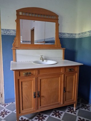 Dormitorio antiguo de madera muy cuidado