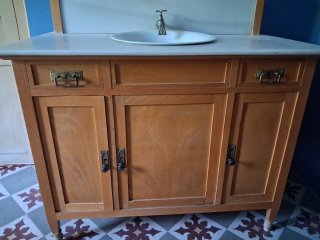 Dormitorio antiguo de madera muy cuidado