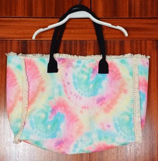 Bolso oversize y gorra Tie-Dye playa tonos pastel