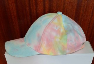Bolso oversize y gorra Tie-Dye playa tonos pastel