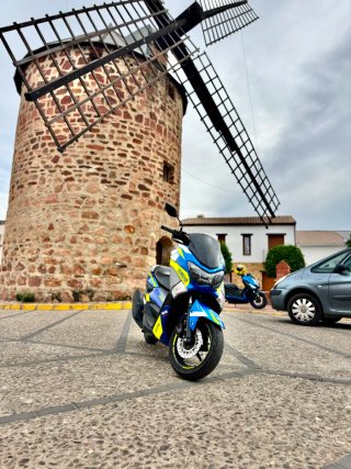 Yamaha NMAX Maxi Scooter Azul/Amarillo
