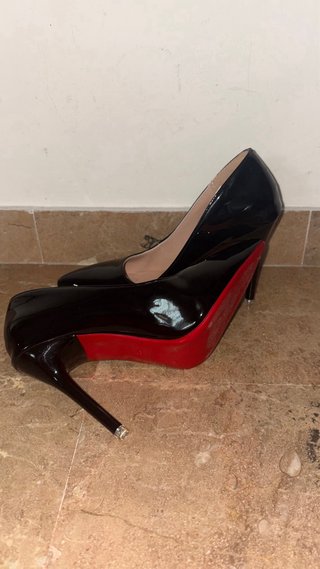 Tacones negros charol con suela roja