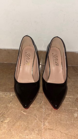 Tacones negros charol con suela roja