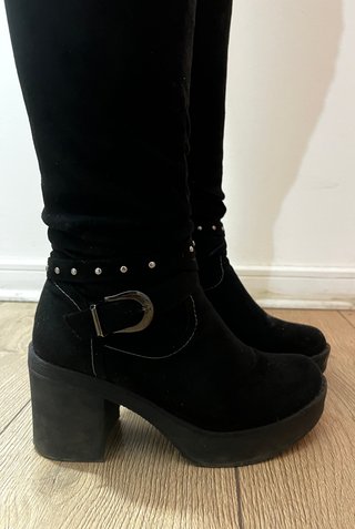 Botas altas de gamuza negras