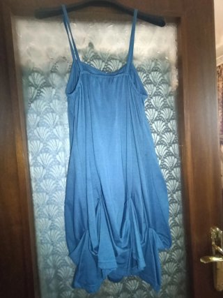 Vestido azul con abalorios