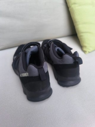 Scarpe da trekking Adidas Terrex per bambini. Taglia 37