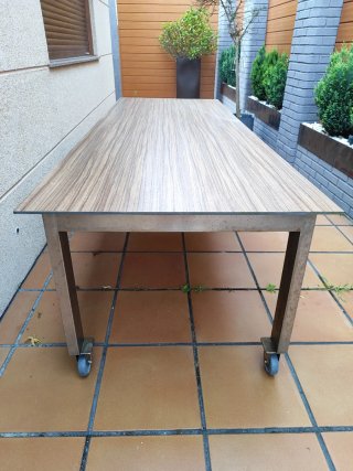 Mesa exterior aluminio y madera con ruedas