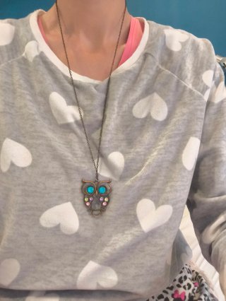 Collar de búho con piedras de colores